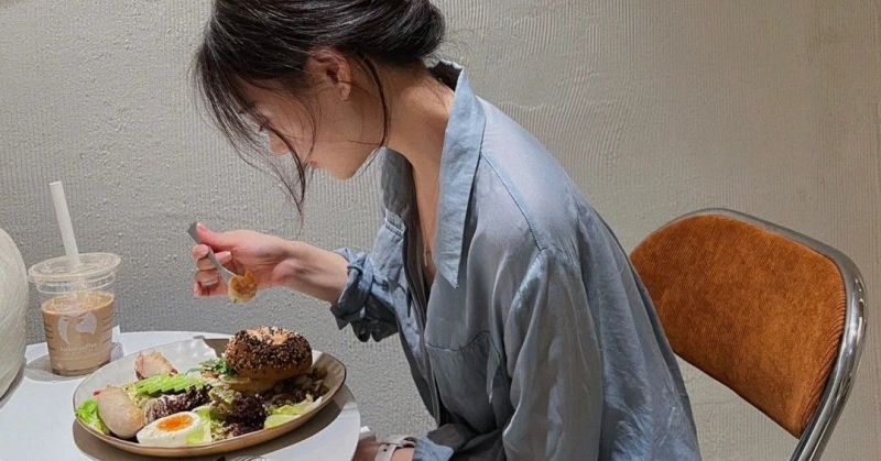 Bác sĩ thừa nhận, không phải dùng điện thoại nhiều, 6 thói quen phổ biến này gây hại cho mắt nhiều hơn bạn tưởng... - Ảnh 2.