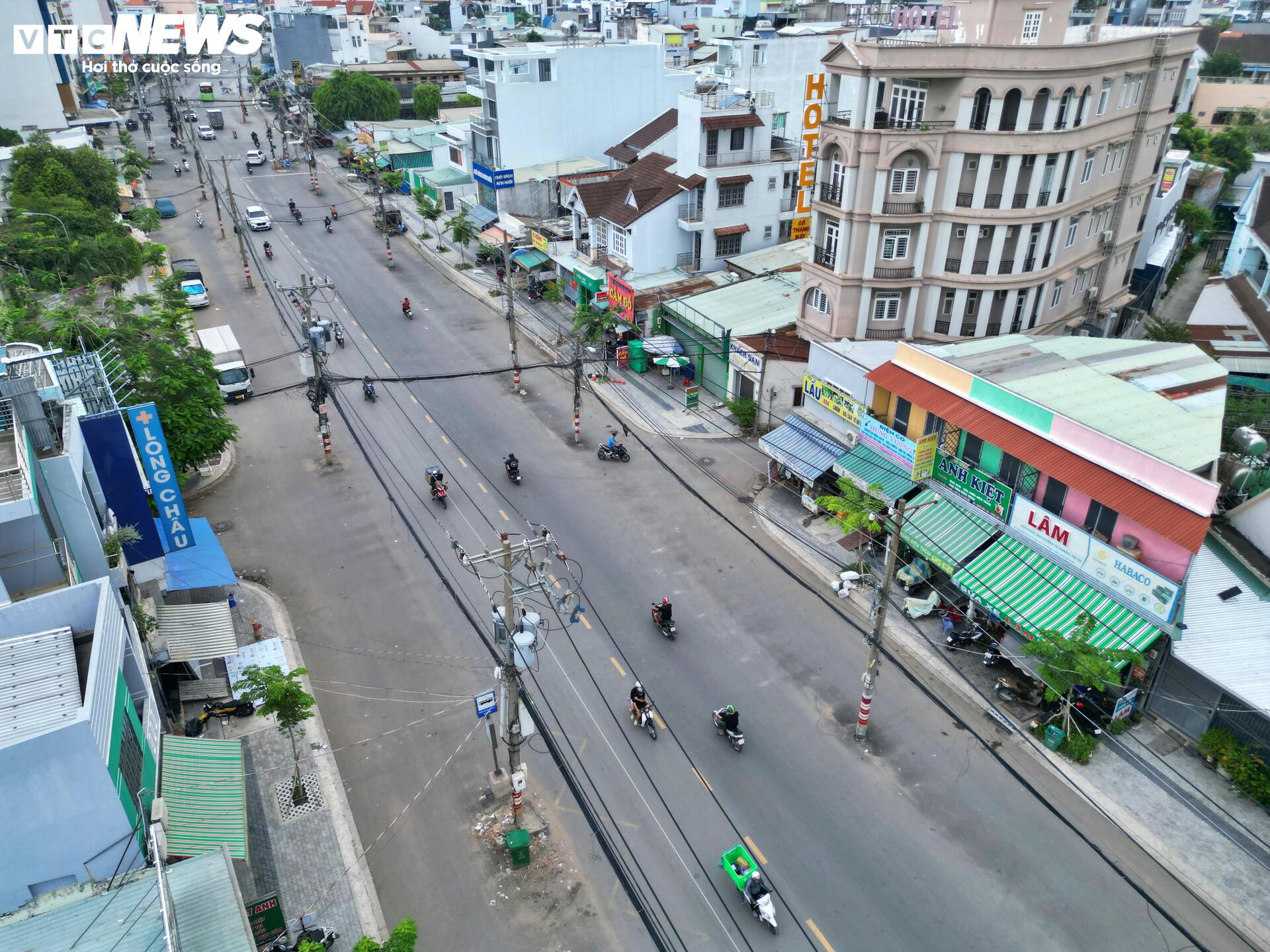 Cận cảnh loạt cột điện án ngữ giữa dự án nghìn tỷ ở cửa ngõ TP.HCM- Ảnh 1.