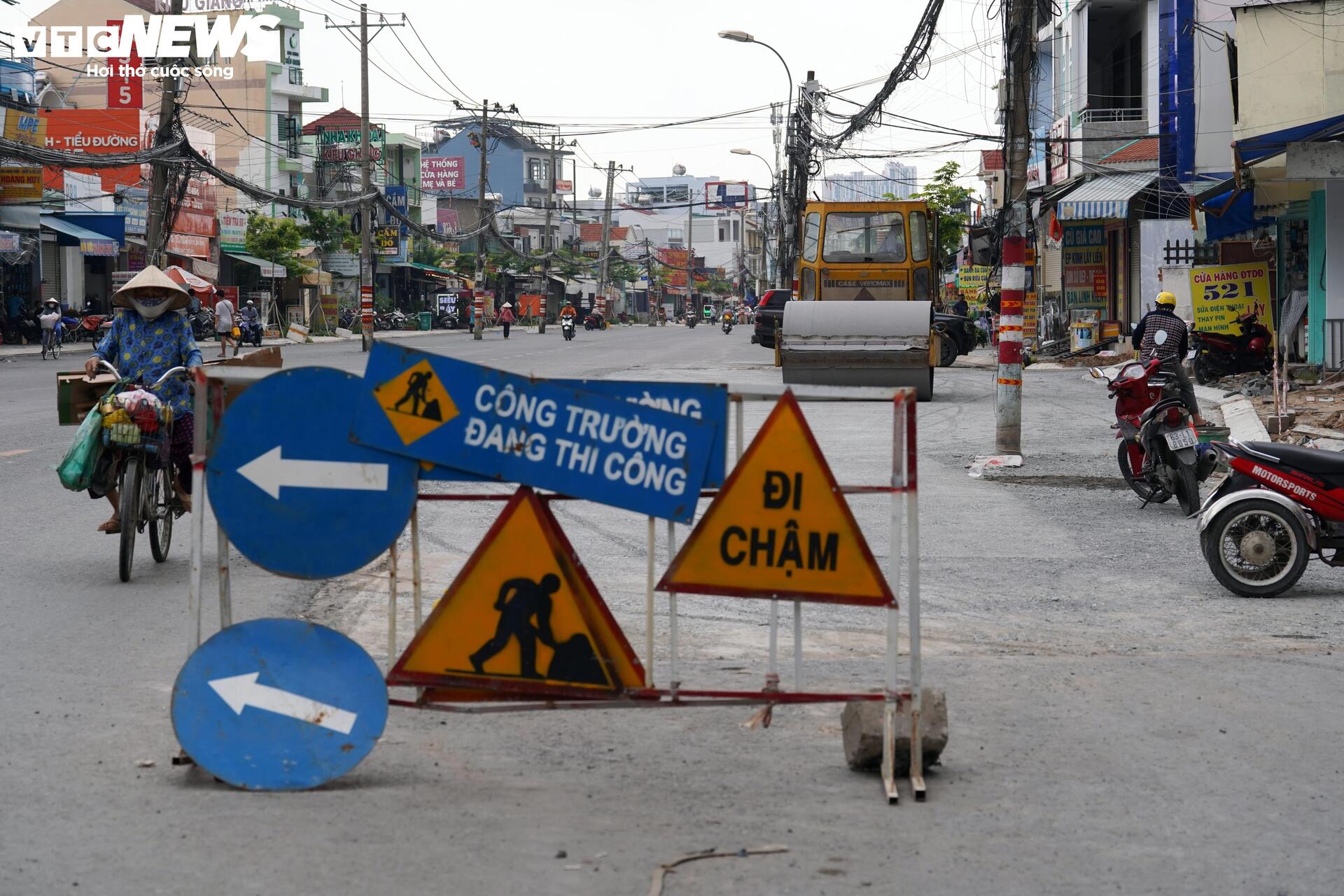 Cận cảnh loạt cột điện án ngữ giữa dự án nghìn tỷ ở cửa ngõ TP.HCM- Ảnh 5.
