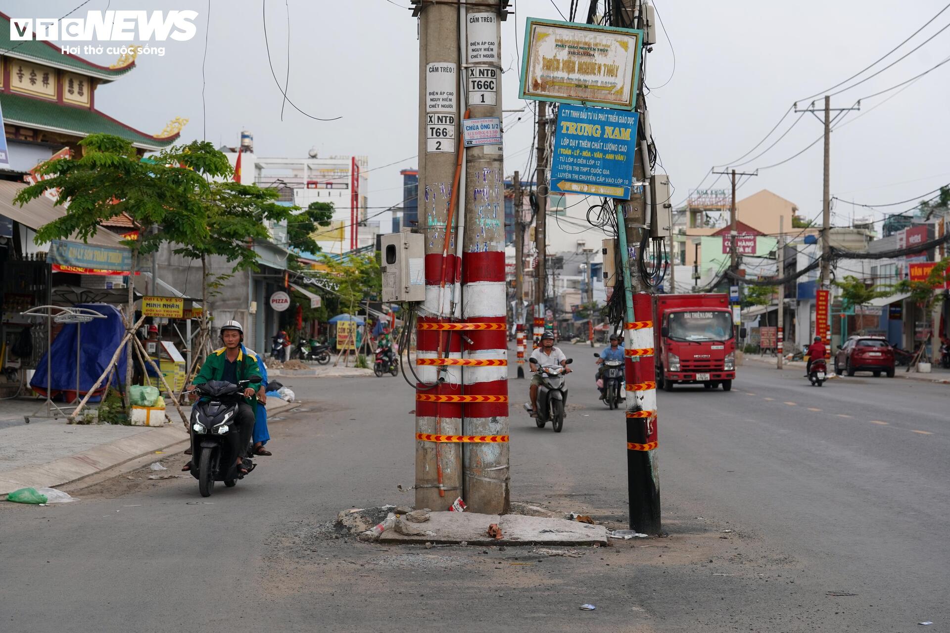 Cận cảnh loạt cột điện án ngữ giữa dự án nghìn tỷ ở cửa ngõ TP.HCM- Ảnh 7.
