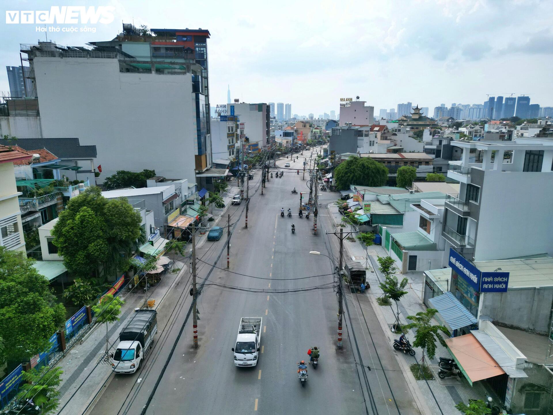 Cận cảnh loạt cột điện án ngữ giữa dự án nghìn tỷ ở cửa ngõ TP.HCM- Ảnh 14.