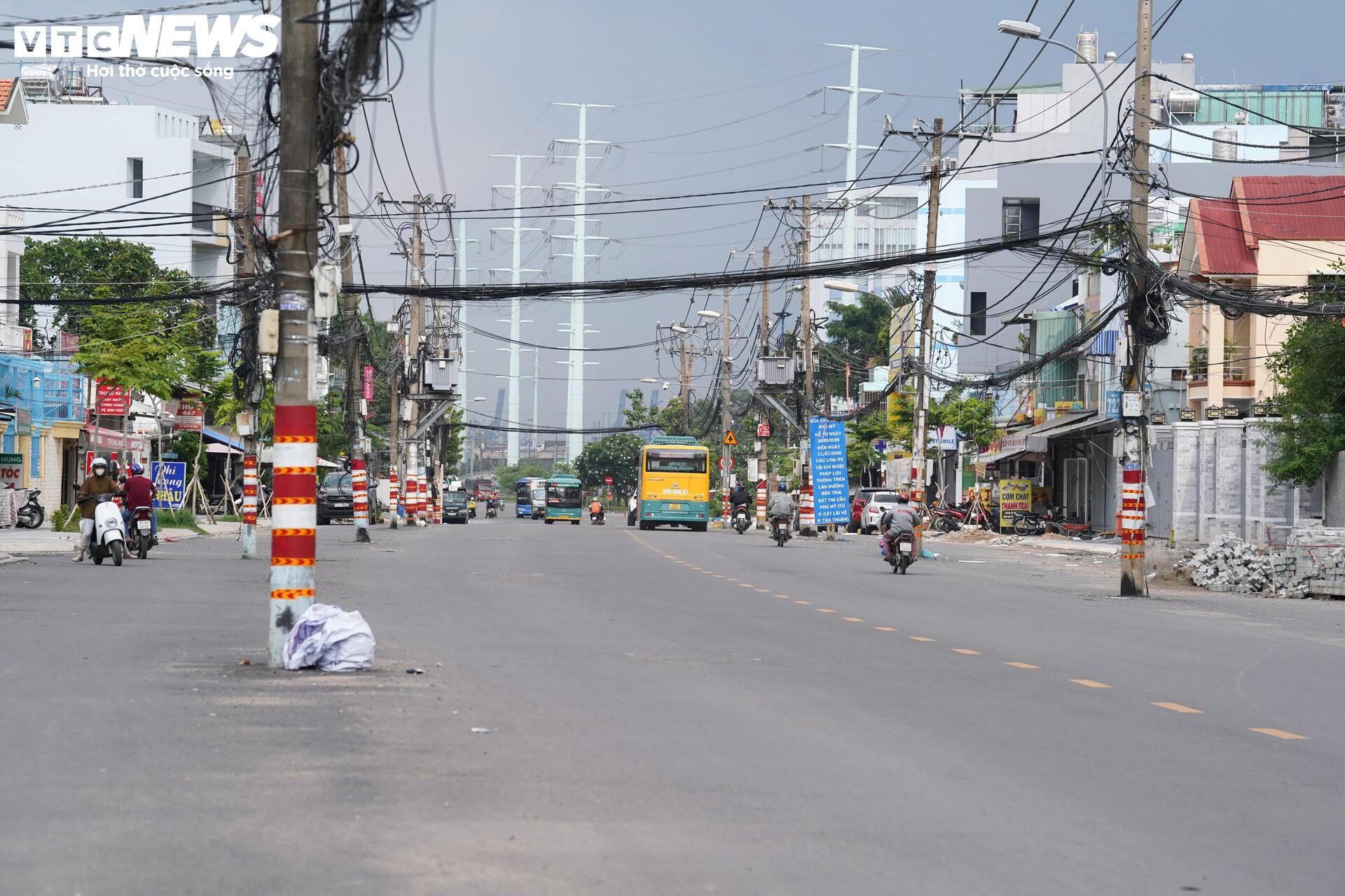 Cận cảnh loạt cột điện án ngữ giữa dự án nghìn tỷ ở cửa ngõ TP.HCM- Ảnh 4.