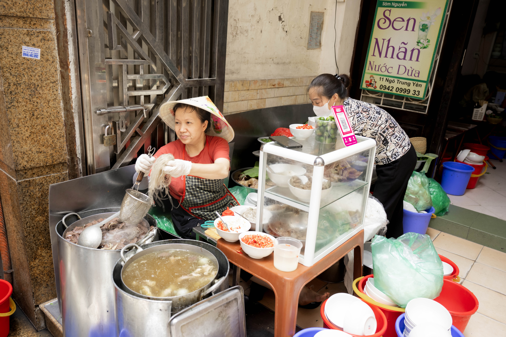 Bà chủ bún ngan Nhàn lần đầu lên tiếng: "Không bao giờ cọc với nhân viên, ngày nào cũng tập thể dục, khách ruột hiểu chị là đủ!" - Ảnh 2.