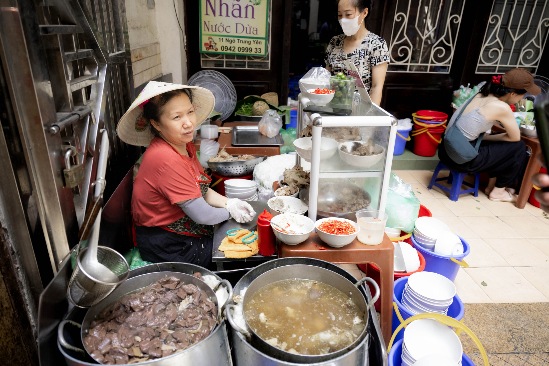 Bà chủ bún ngan Nhàn lần đầu lên tiếng: "Không bao giờ cọc với nhân viên, ngày nào cũng tập thể dục, khách ruột hiểu chị là đủ!" - Ảnh 12.