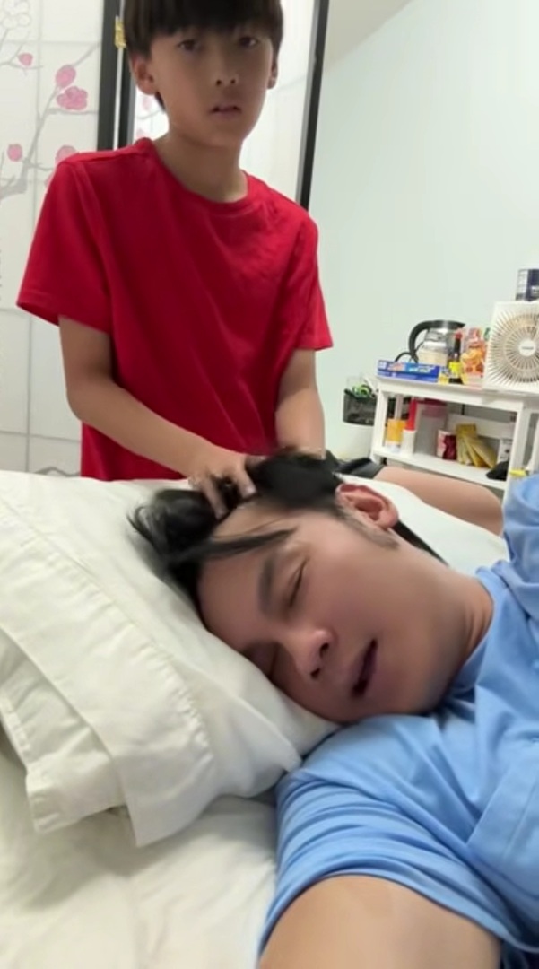 Nam NSƯT trở về Mỹ liền khoe: "Mọi người thấy chưa, thấy con trai tôi giỏi chưa?"- Ảnh 1.