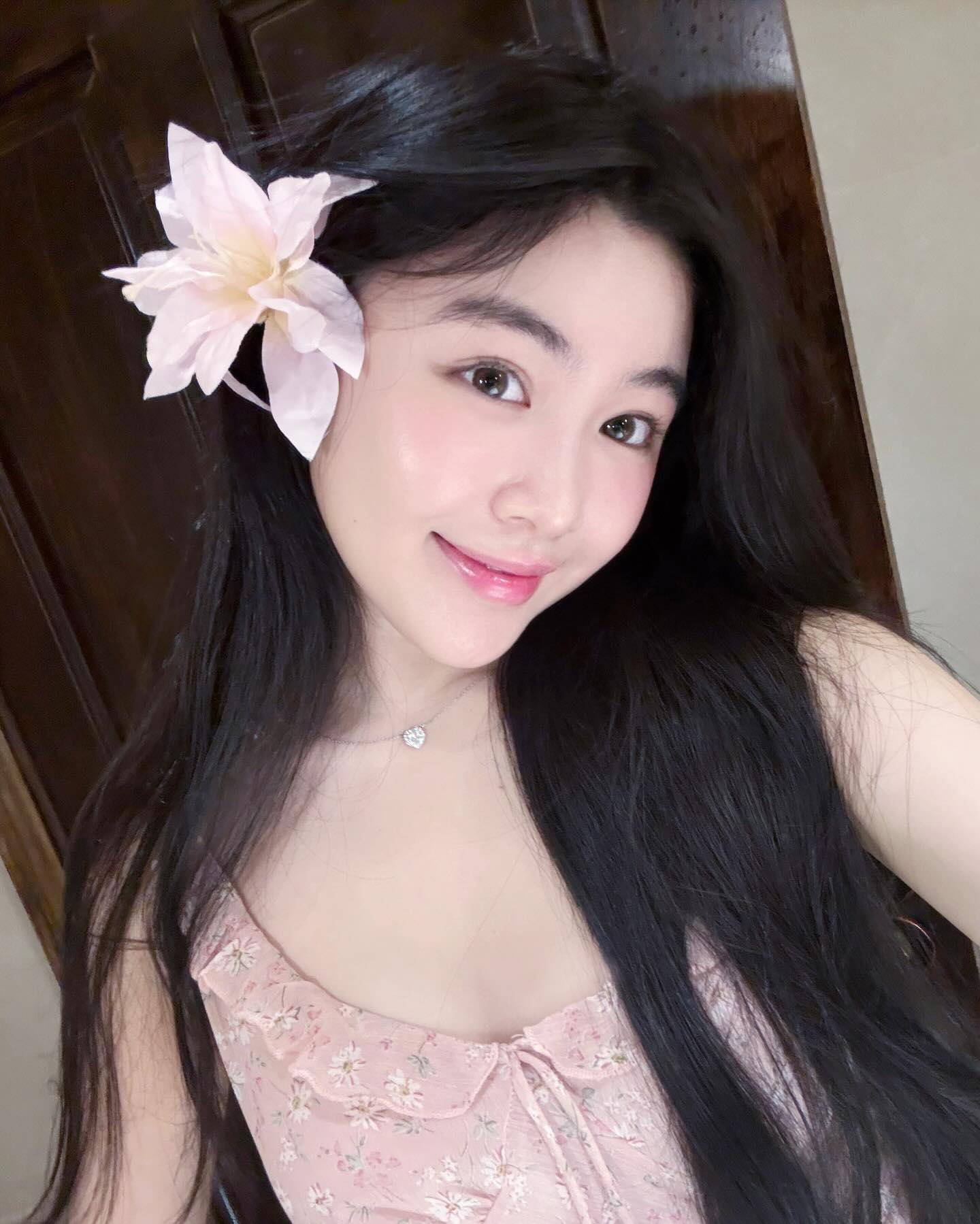 Hình ảnh mới nhất của Lọ Lem khiến dân tình hoài nghi một điểm- Ảnh 5.
