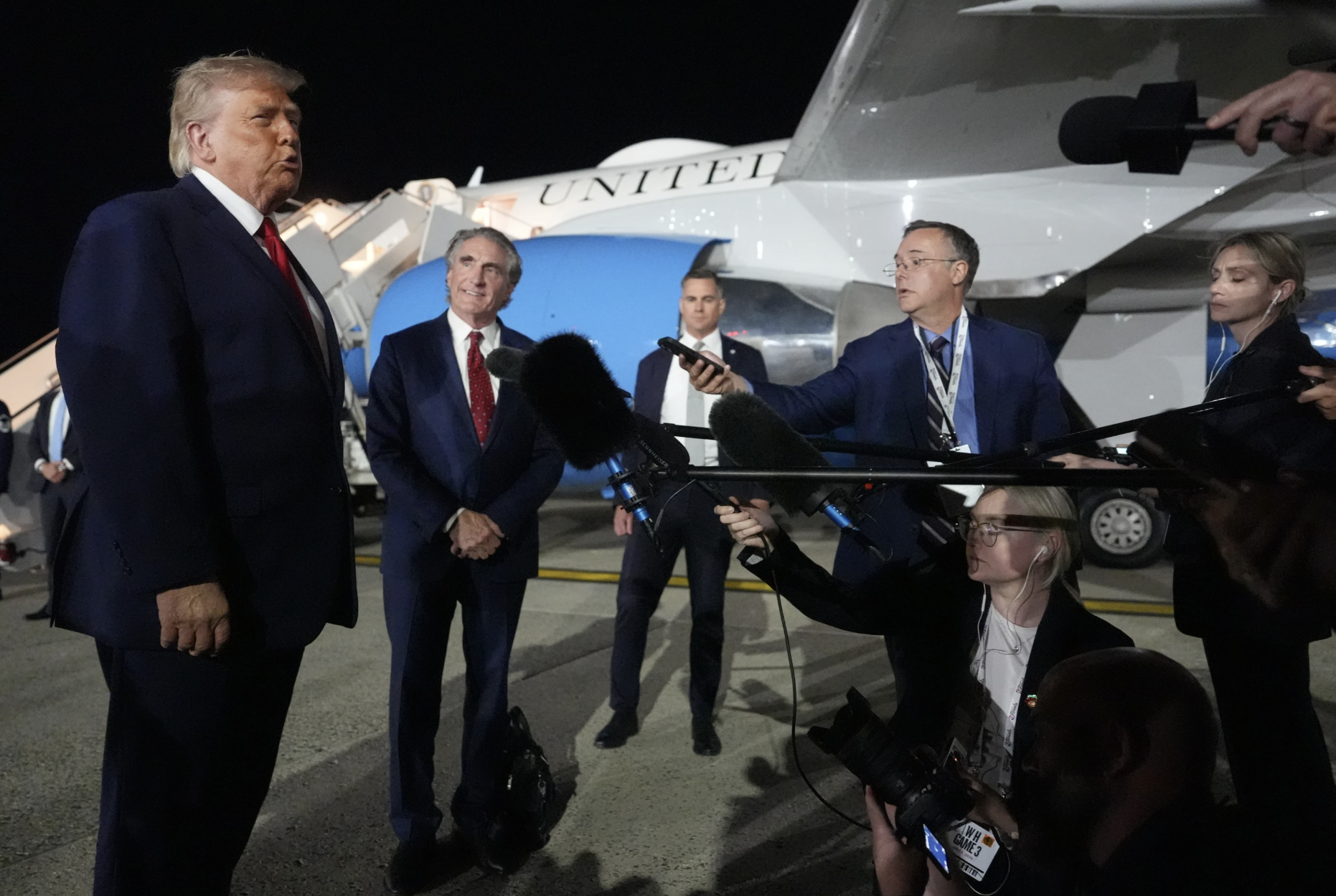 Trực thăng Apache của Mỹ rơi gần Hormuz, ông Donald Trump lên tiếng- Ảnh 1.