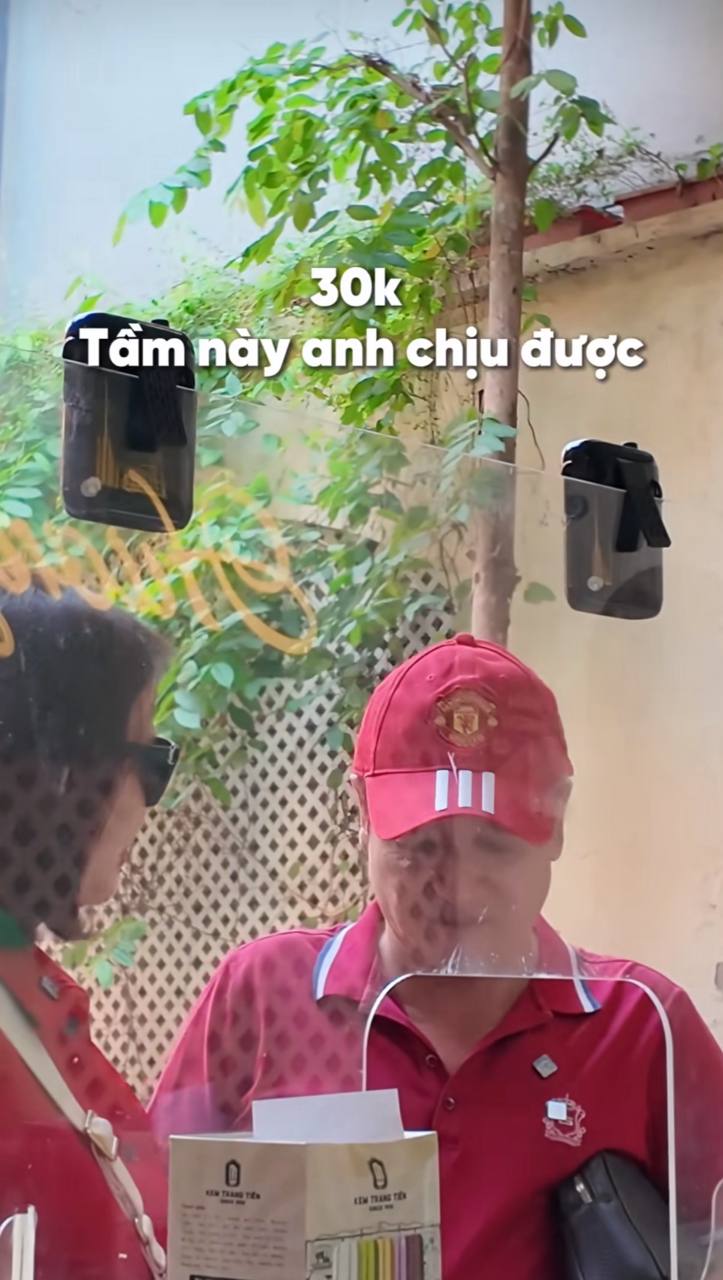 NSƯT Chí Trung đưa bạn gái Ý Lan đi ăn đặc sản Hà Nội giá chỉ 15.000, hơn 60 năm vẫn đông nghịt khách- Ảnh 4. NSƯT Chí Trung đưa bạn gái Ý Lan đi ăn đặc sản Hà Nội giá chỉ 15.000, hơn 60 năm vẫn đông nghịt khách- Ảnh 4.