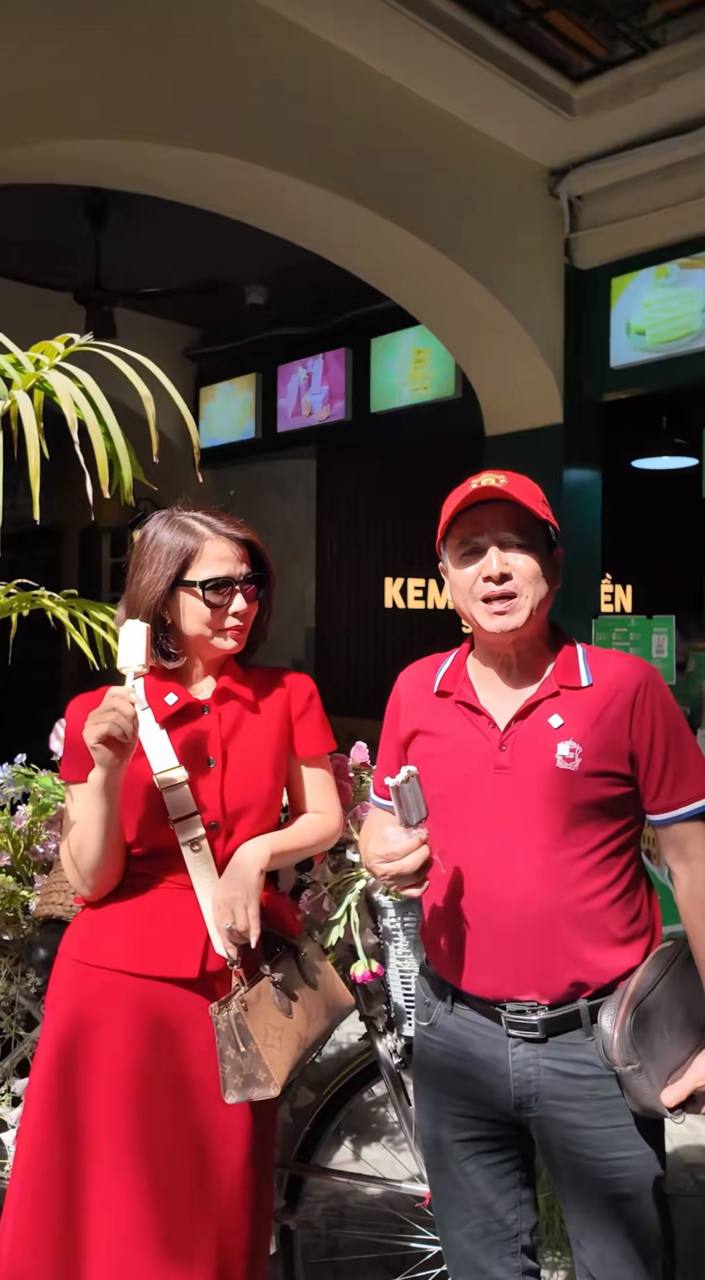 NSƯT Chí Trung đưa bạn gái Ý Lan đi ăn đặc sản Hà Nội giá chỉ 15.000, hơn 60 năm vẫn đông nghịt khách- Ảnh 5. NSƯT Chí Trung đưa bạn gái Ý Lan đi ăn đặc sản Hà Nội giá chỉ 15.000, hơn 60 năm vẫn đông nghịt khách- Ảnh 5.