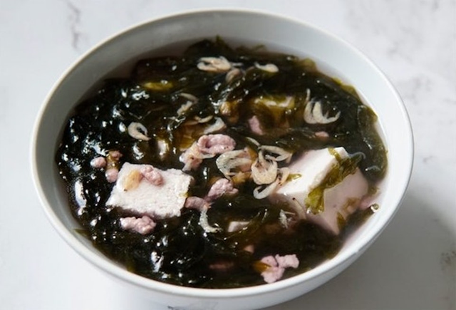 Người phụ nữ 50 tuổi bị loãng xương vì thường xuyên ăn bánh mì, bác sĩ tiết lộ 1 thủ phạm- Ảnh 2.