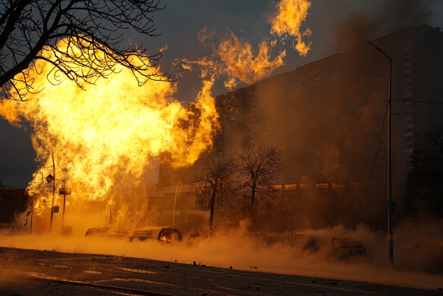 Kramatorsk rực lửa, Ukraine sơ tán quy mô lớn – Ông Putin tuyên bố nóng, kịch bản 30 vạn quân tiến công Kiev lộ diện?- Ảnh 1. Kramatorsk rực lửa, Ukraine sơ tán quy mô lớn – Ông Putin tuyên bố nóng, kịch bản 30 vạn quân tiến công Kiev lộ diện?- Ảnh 1.
