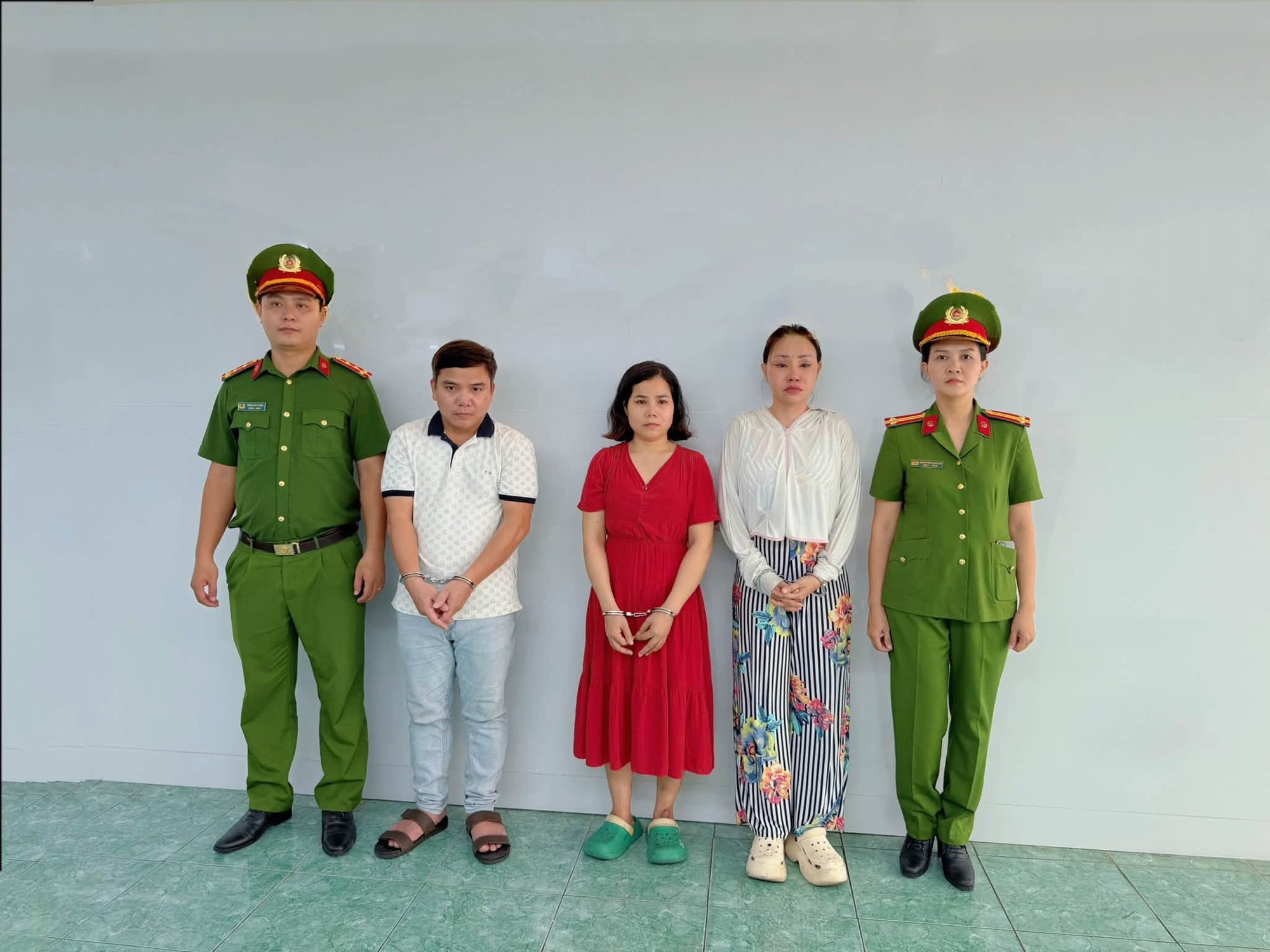 Cô gái tử vong sau khi truyền trắng da tại căn hộ ở TP.HCM, 3 người bị bắt- Ảnh 1. Cô gái tử vong sau khi truyền trắng da tại căn hộ ở TP.HCM, 3 người bị bắt- Ảnh 1.
