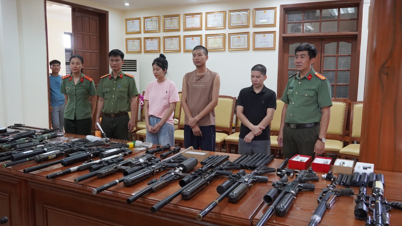 Công an ập vào khám xét nhiều địa điểm, bắt giữ Đào Thị Lan Anh SN 2005 trong chuyên án quy mô đặc biệt lớn - Ảnh 1.