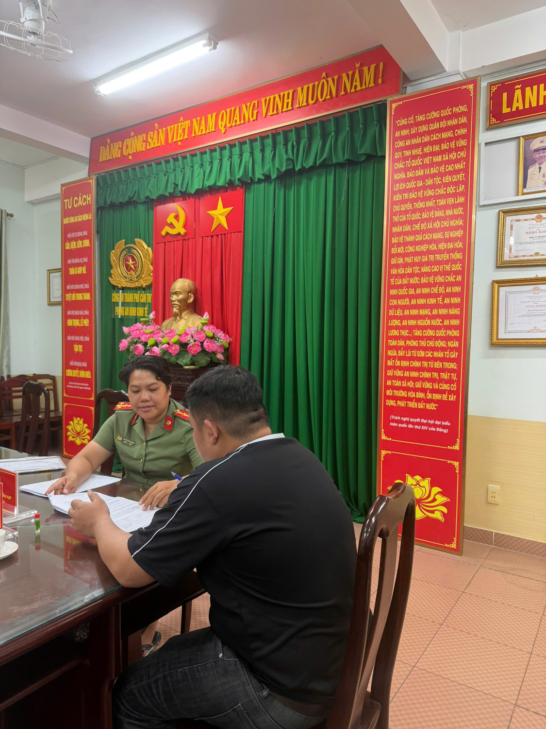 Công an điều tra các giao dịch ngân hàng tới hơn 100 tỷ đồng: Một người đàn ông bị mời lên làm việc- Ảnh 1.
