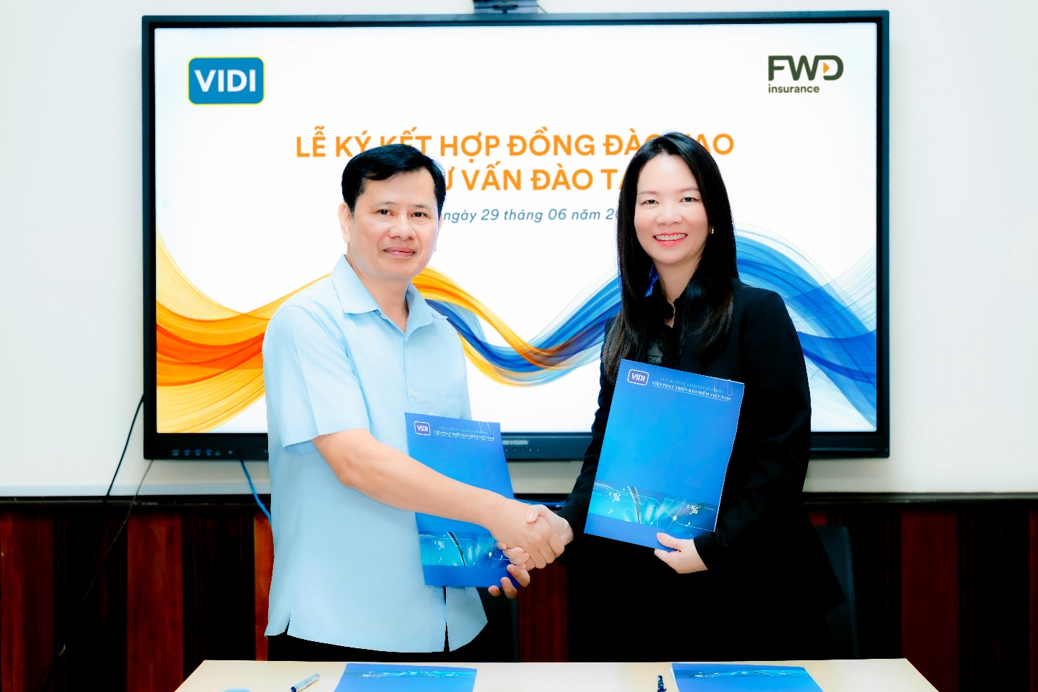 FWD thúc đẩy chuẩn hóa nghề tư vấn bảo hiểm qua hợp tác đào tạo với VIDI - Ảnh 1.