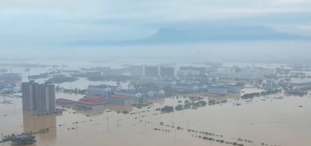 “Pháp sư Trung Hoa” tạo cầu phao “thả ra là có chỗ cho 500 người” để cứu hộ 12.000 giáo viên, học sinh trong nước lũ - Ảnh 1.
