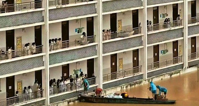 “Pháp sư Trung Hoa” tạo cầu phao “thả ra là có chỗ cho 500 người” để cứu hộ 12.000 giáo viên, học sinh trong nước lũ - Ảnh 2.