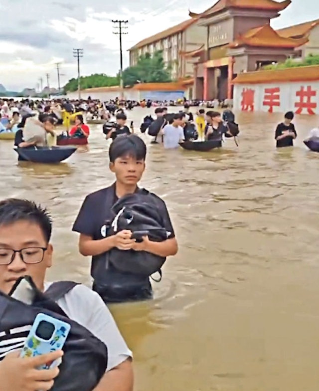 “Pháp sư Trung Hoa” tạo cầu phao “thả ra là có chỗ cho 500 người” để cứu hộ 12.000 giáo viên, học sinh trong nước lũ - Ảnh 3.