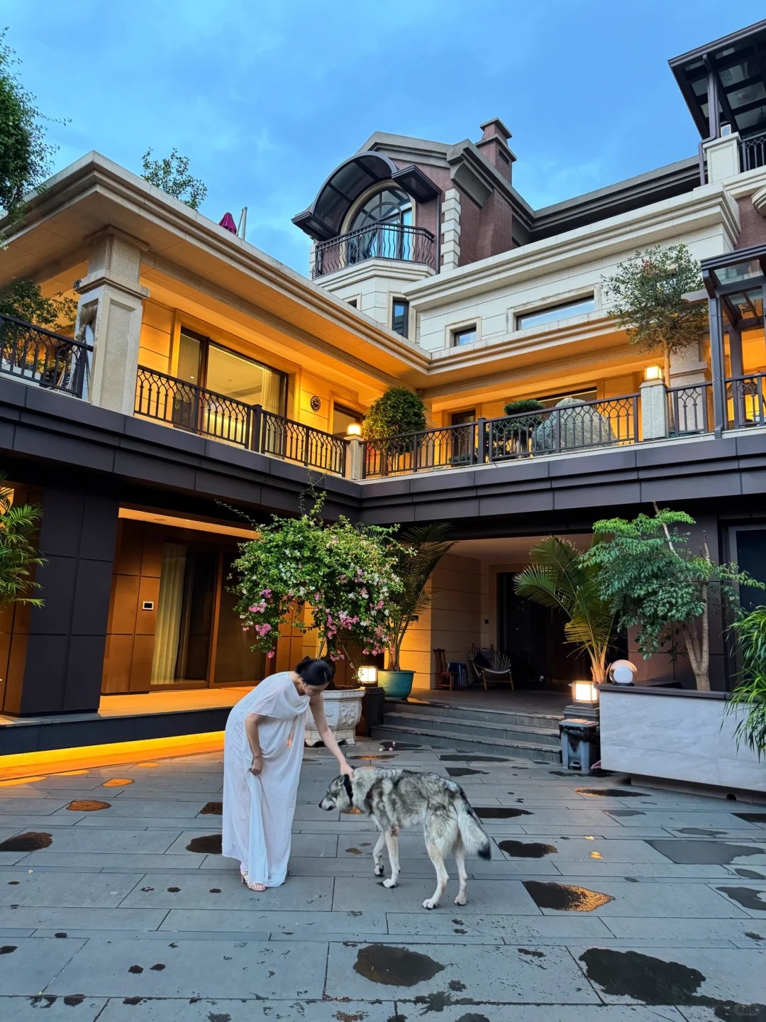 "Công viên" trong nhà, rạp chiếu phim 770 triệu: Cảm giác sống trong biệt thự 1000m2 là thế này ư? - Ảnh 2.