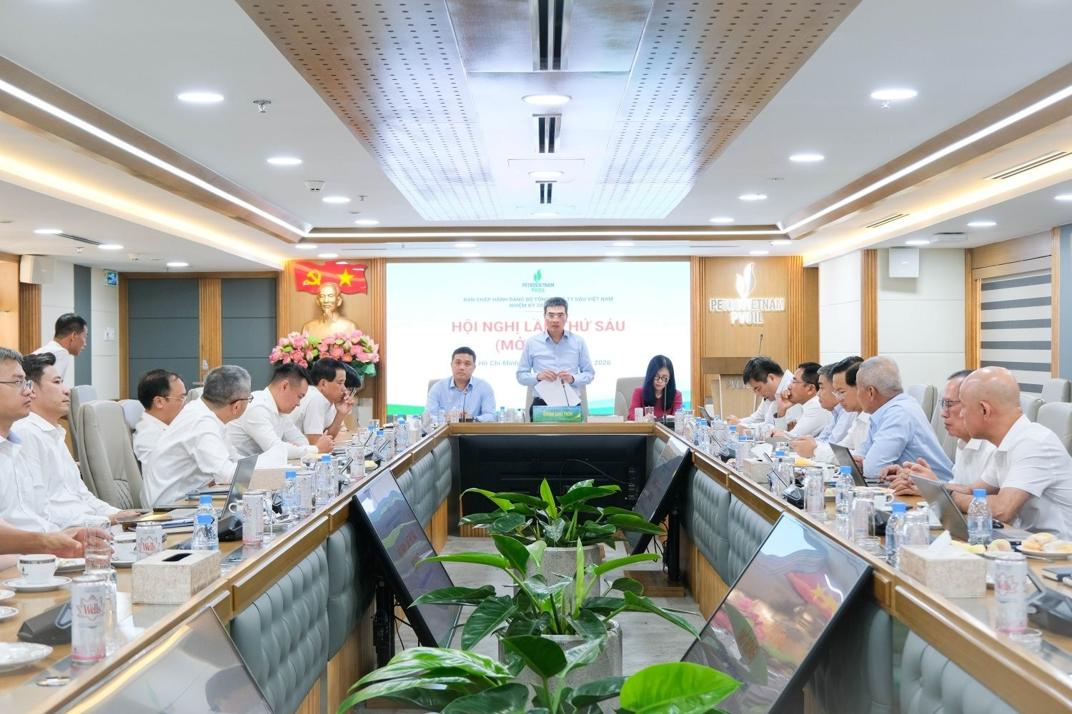 PVOIL báo doanh thu 6 tháng đầu năm tăng 74% so với cùng kỳ- Ảnh 1.