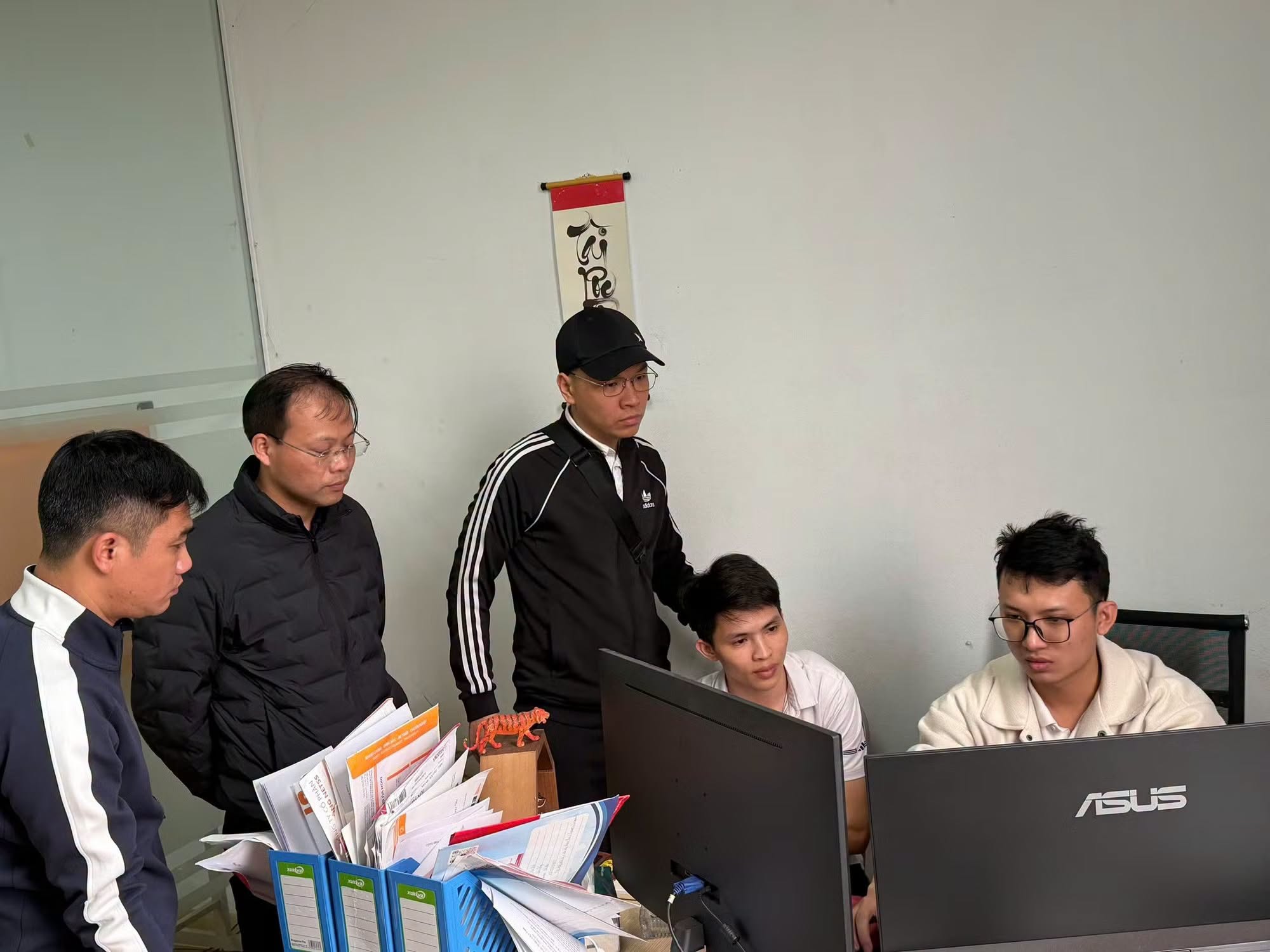 Bắt Hà Tiến Đạt SN 1997 liên quan 5.000 tài khoản ngân hàng, dòng tiền luân chuyển hàng nghìn tỷ đồng - Ảnh 4.