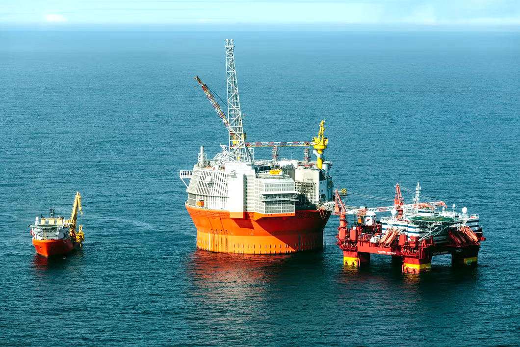 Sóng thần hiếm mức 'trăm năm có một' không thể quật ngã 'đĩa bay thép 210.000 tấn' giữa đại dương: - Ảnh 1.