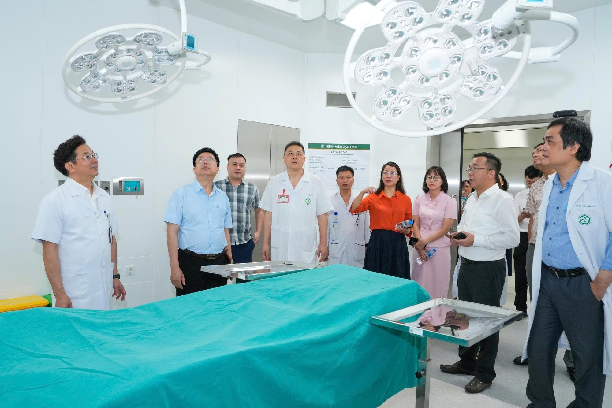 Chỉ trong 12 ngày, 1 tỉnh mở  đến 2 bệnh viện mới trị giá 5.000 tỷ đồng, đạt chuẩn quốc tế: Quy tụ đến 1.300 Giáo sư, Phó Giáo sư, Tiến sĩ… - Ảnh 3.