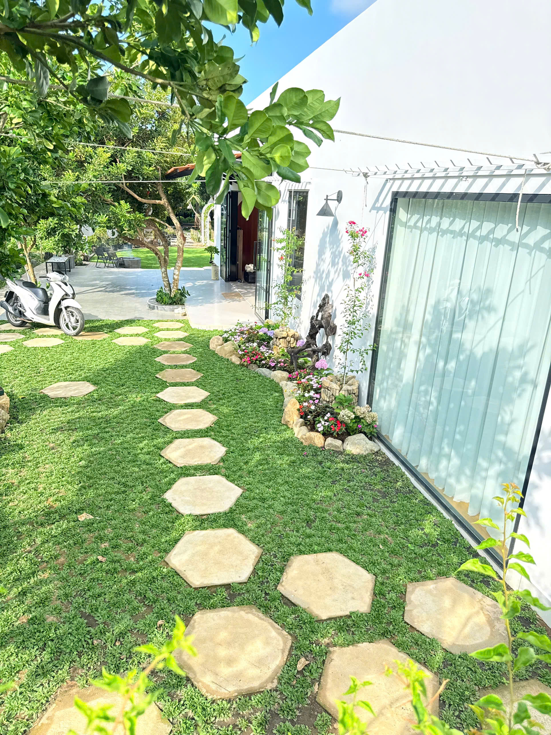 32 tuổi bỏ phố về quê, vợ chồng trẻ Lâm Đồng chi 1,15 tỷ xây nhà vườn 144m², tiết lộ 3 khoản giúp tiết kiệm hàng trăm triệu đồng- Ảnh 9.