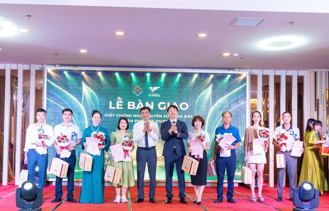 Phoenix Riverside trao sổ hồng cho những cư dân đầu tiên, đánh dấu cột mốc mới - Ảnh 2.