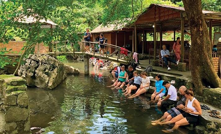 Khách Tây tận hưởng dịch vụ mát xa "độc - lạ" ở Cát Bà: Nhiều người không dám làm - Ảnh 2.