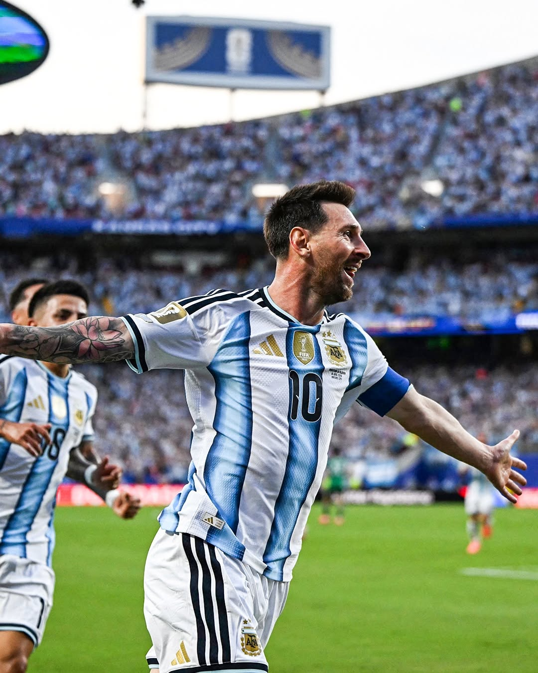 Chiếc áo adidas bán chạy nhất World Cup không phải của Messi mà là 1 đội tuyển bị loại- Ảnh 1.