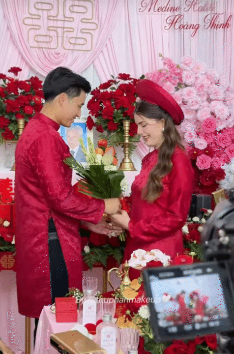 Cô dâu người Đức lấy chồng Việt Nam hot rần rần MXH: Cả nhà gái mặc áo dài, nhìn mẹ cô dâu ai cũng hiểu vì sao con gái đẹp đến vậy - Ảnh 4.
