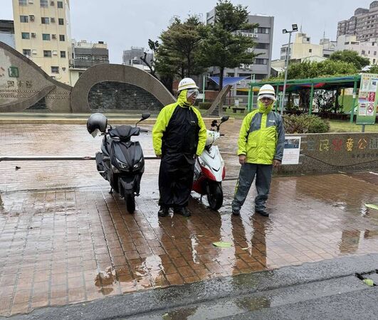Thợ săn bão ghi lại cảnh tượng giữa tâm siêu bão Ba Vì: Gió giật kinh hoàng phá hủy nhà cửa, Nhật Bản đưa ra loạt cảnh báo- Ảnh 2.