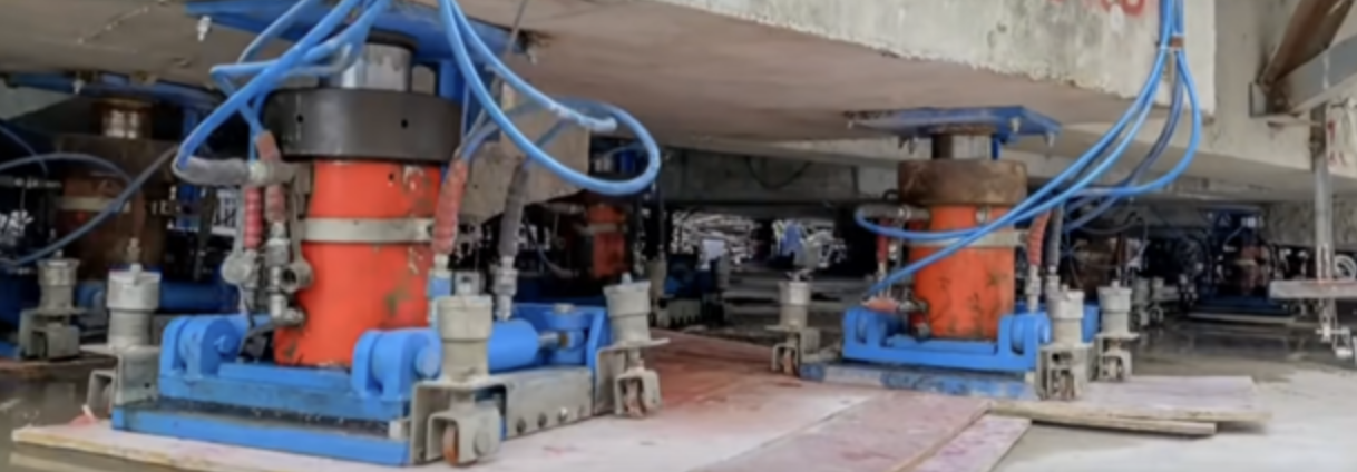 Không phá dỡ, Trung Quốc gắn 198 ‘chân’ dưới ngôi trường 7.600 tấn, khiến cả tòa nhà tự 'đi bộ' 62 mét  - Ảnh 2.