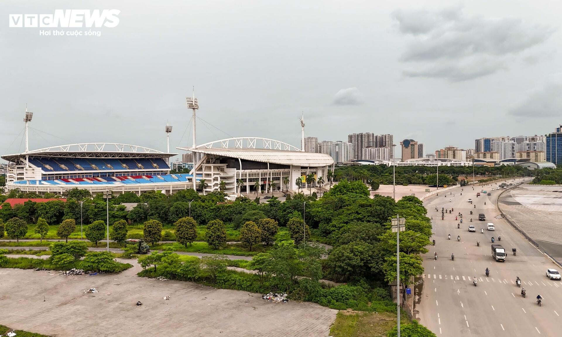 Diện mạo mới của sân Mỹ Đình sau hơn 2 tháng cải tạo mặt cỏ giống Old Trafford- Ảnh 1.