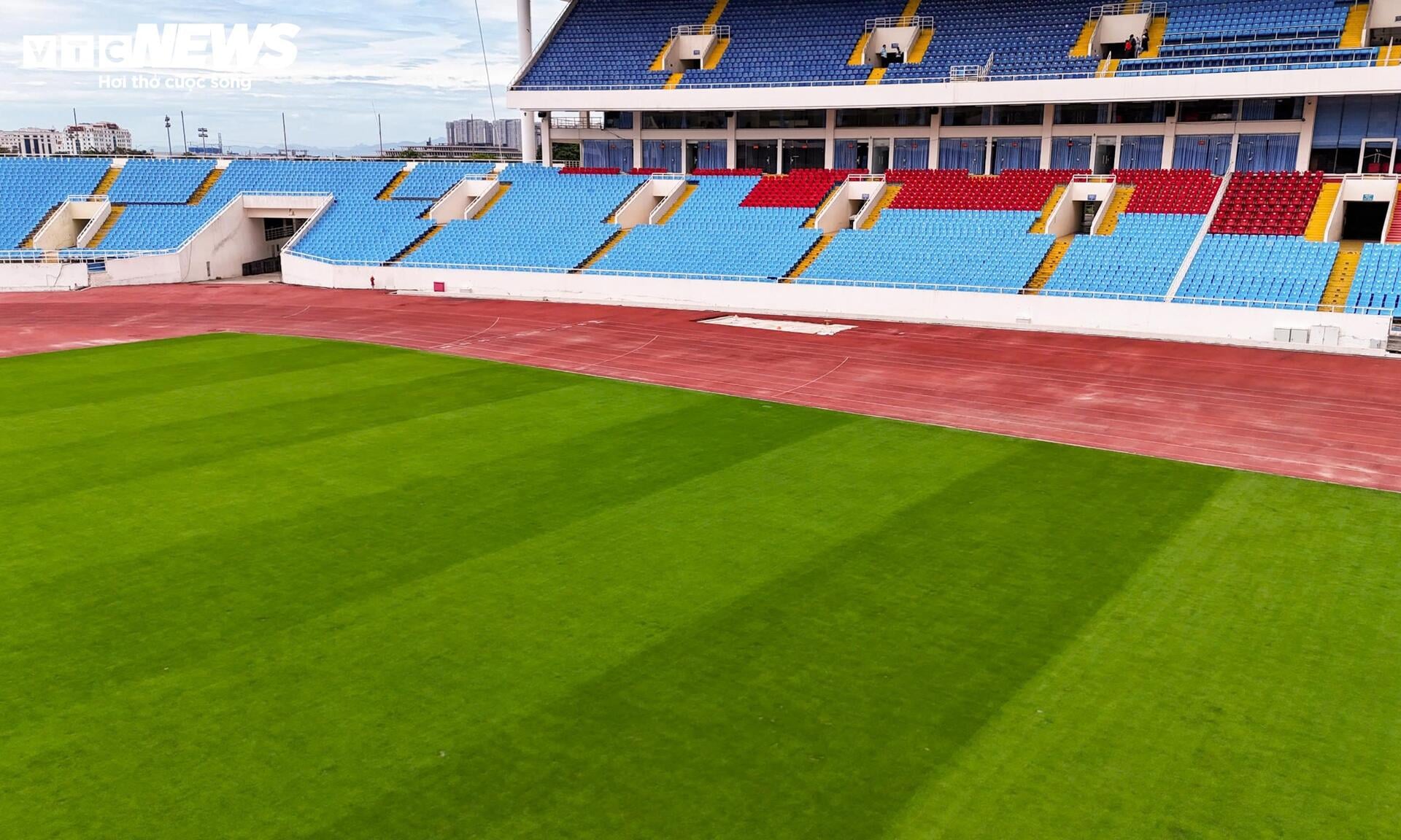 Diện mạo mới của sân Mỹ Đình sau hơn 2 tháng cải tạo mặt cỏ giống Old Trafford- Ảnh 4.
