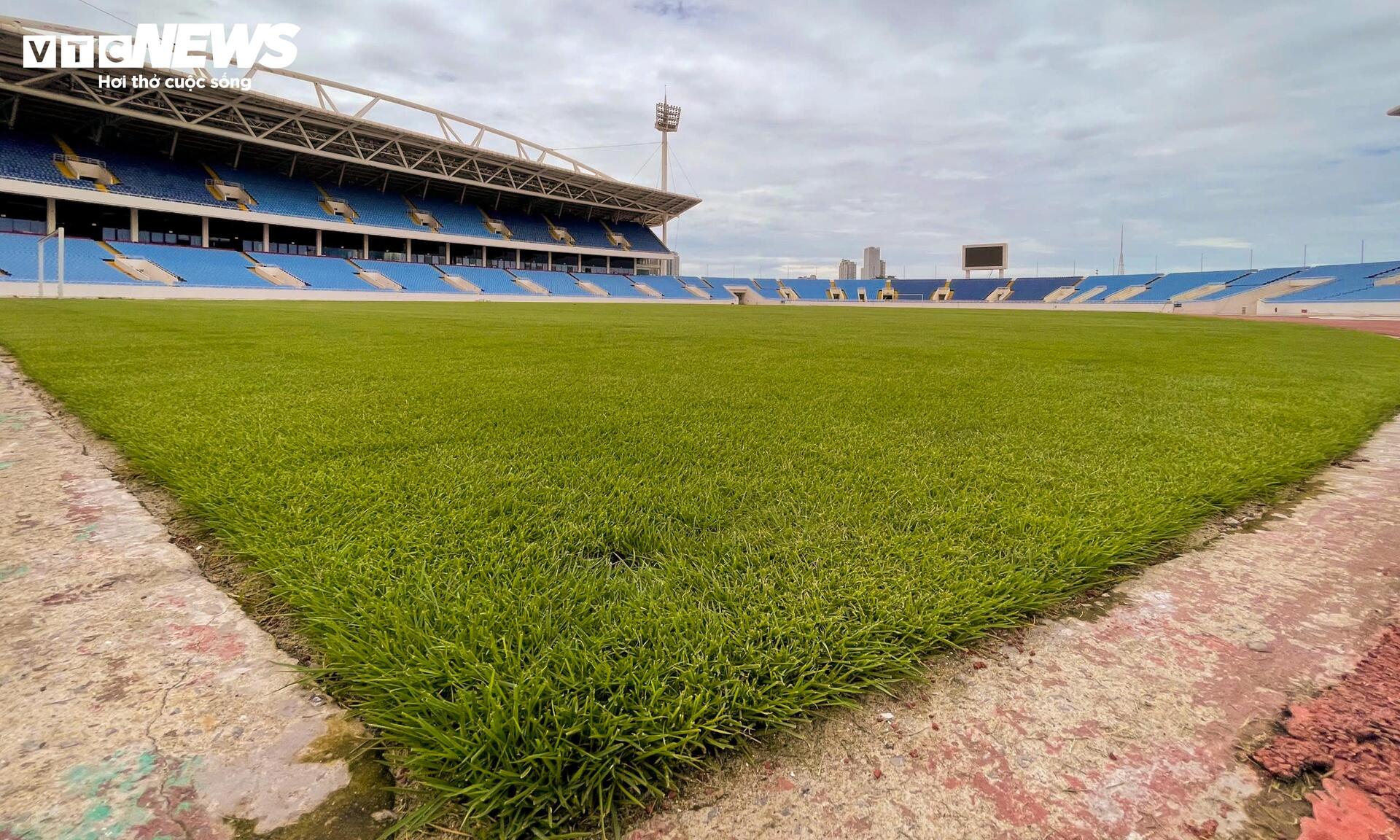 Diện mạo mới của sân Mỹ Đình sau hơn 2 tháng cải tạo mặt cỏ giống Old Trafford- Ảnh 5.