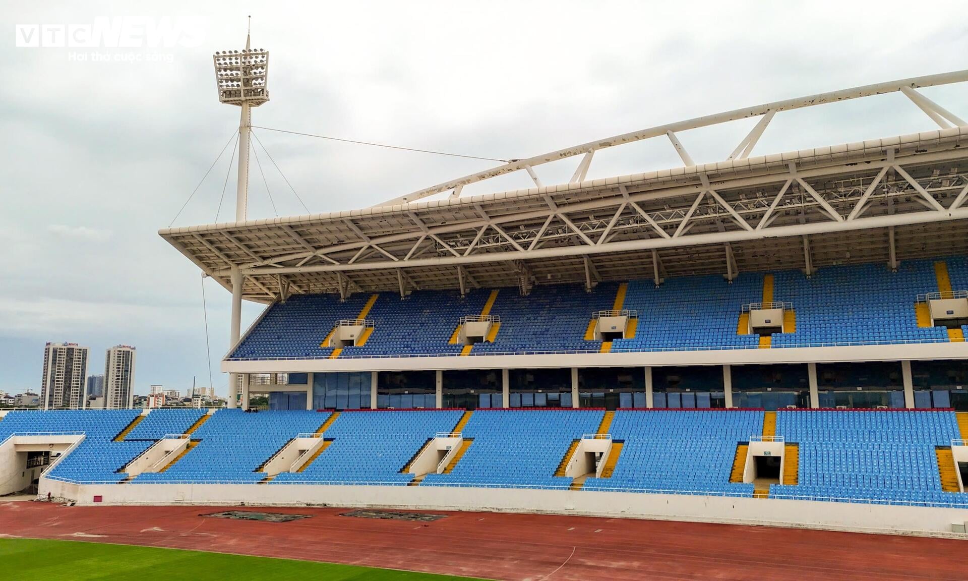 Diện mạo mới của sân Mỹ Đình sau hơn 2 tháng cải tạo mặt cỏ giống Old Trafford- Ảnh 9.