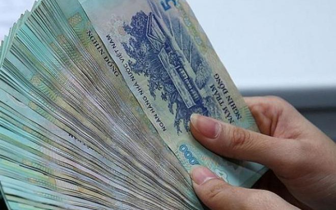 Phát hiện cọc tiền mặt 500k nằm chỏng chơ ở chợ, người phụ nữ lập tức trình báo cơ quan chức năng - Ảnh 2.