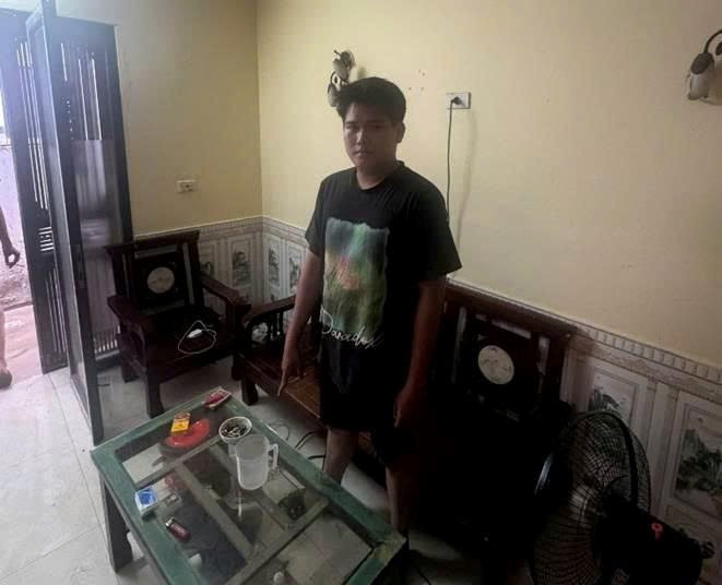 Công an xuất hiện tại nhà trọ ở ngõ 358 Bùi Xương Trạch, một công dân bị đưa đi - Ảnh 2.