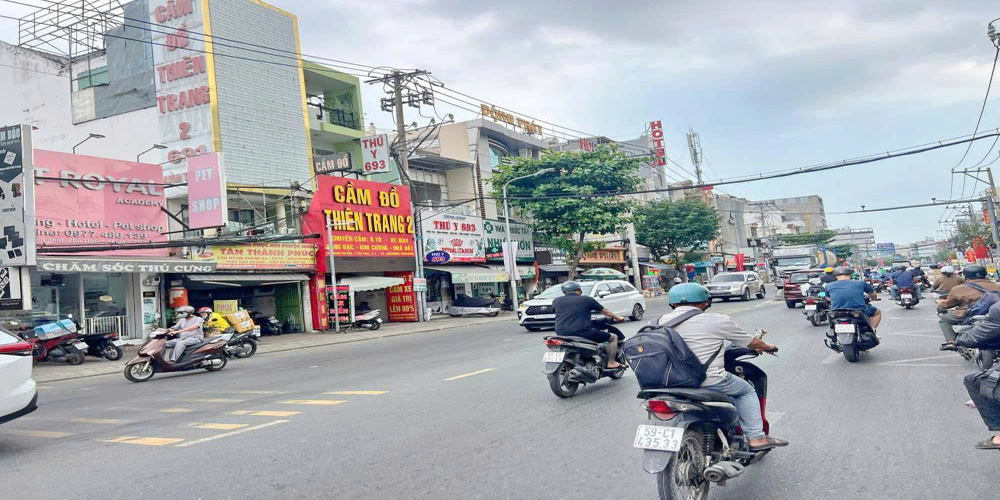 Công an xuất hiện tại nhà trọ ở ngõ 358 Bùi Xương Trạch, một công dân bị đưa đi - Ảnh 1.