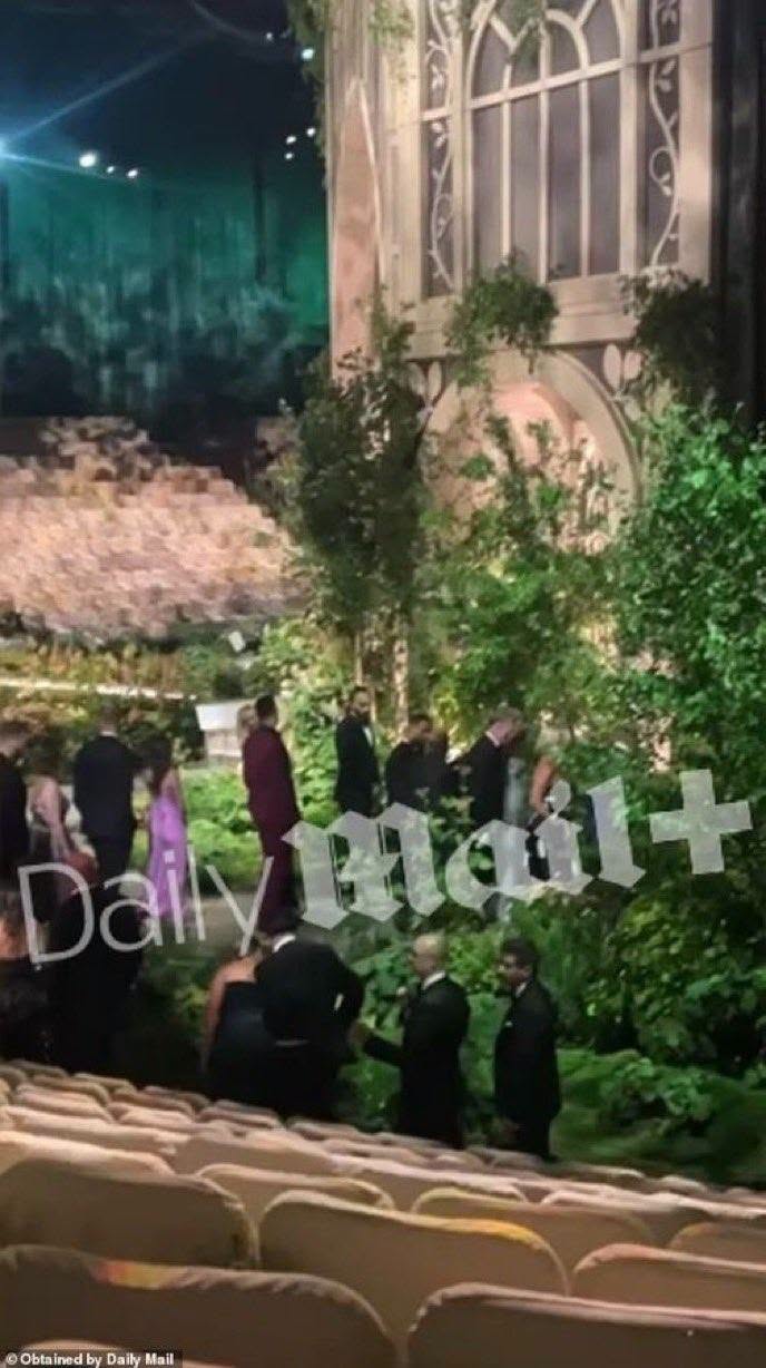 Taylor Swift và ông xã cầu thủ lần đầu lộ diện sau "đám cưới thế kỷ"!- Ảnh 12.