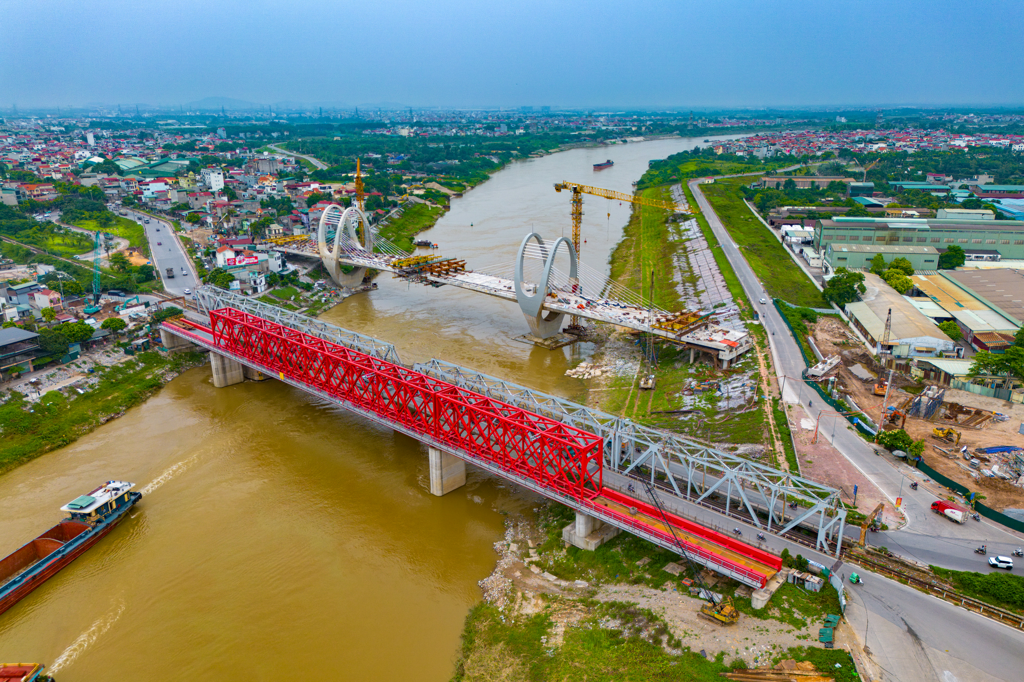 Cận cảnh cầu 1.800 tỷ sắp hoàn thành, thay thế cầu quay đầu tiên ở Việt Nam, nối Hà Nội với tỉnh sắp lên thành phố trực thuộc trung ương - Ảnh 2.