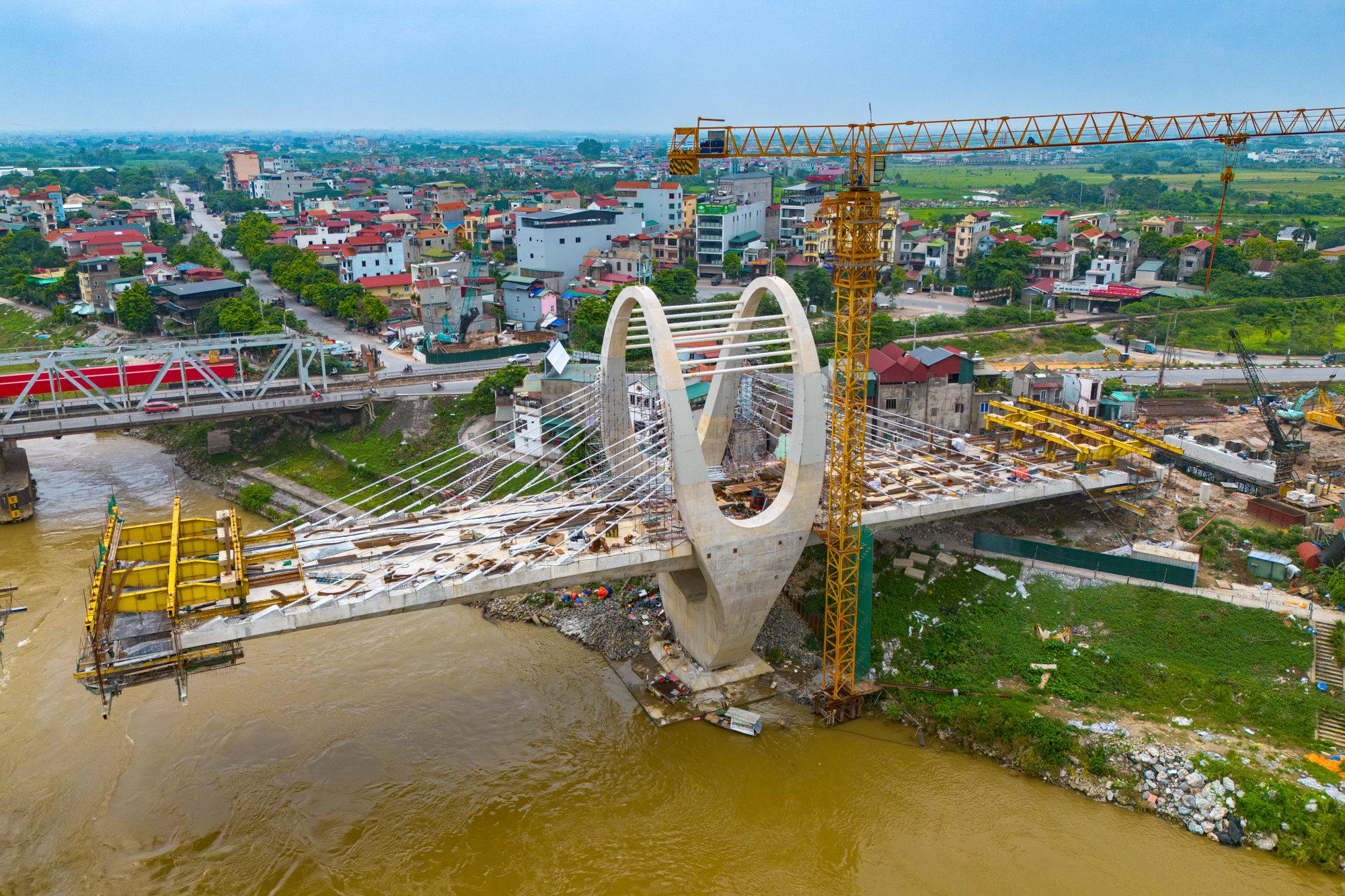 Cận cảnh cầu 1.800 tỷ sắp hoàn thành, thay thế cầu quay đầu tiên ở Việt Nam, nối Hà Nội với tỉnh sắp lên thành phố trực thuộc trung ương - Ảnh 9.