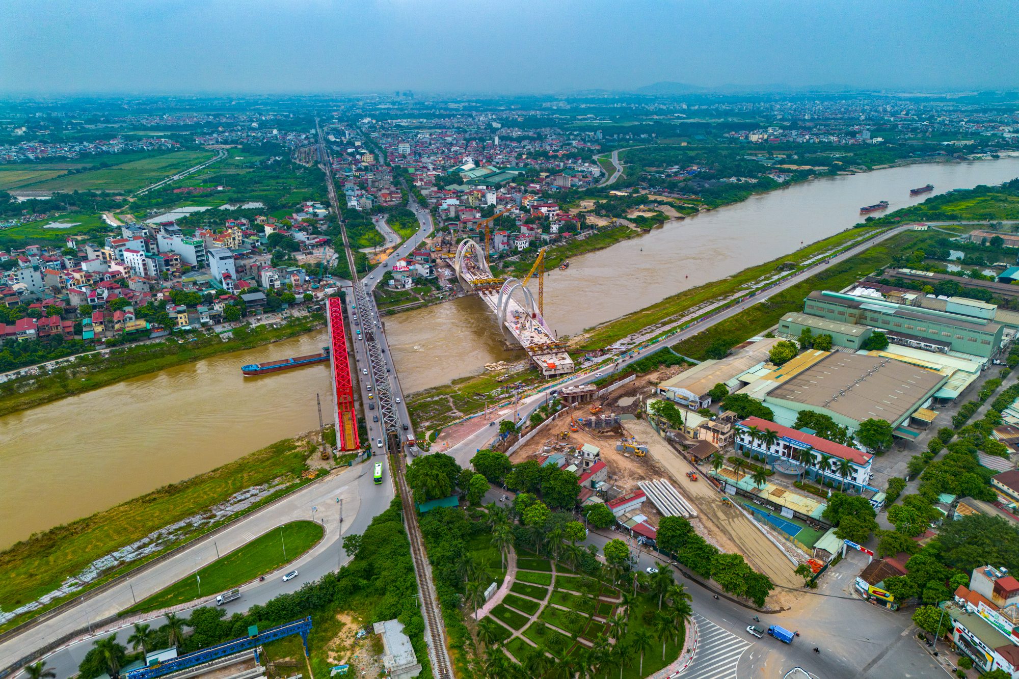 Cận cảnh cầu 1.800 tỷ sắp hoàn thành, thay thế cầu quay đầu tiên ở Việt Nam, nối Hà Nội với tỉnh sắp lên thành phố trực thuộc trung ương - Ảnh 14.