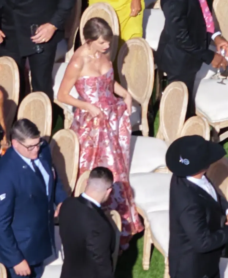 Taylor Swift và ông xã cầu thủ lần đầu lộ diện sau "đám cưới thế kỷ"!- Ảnh 3.