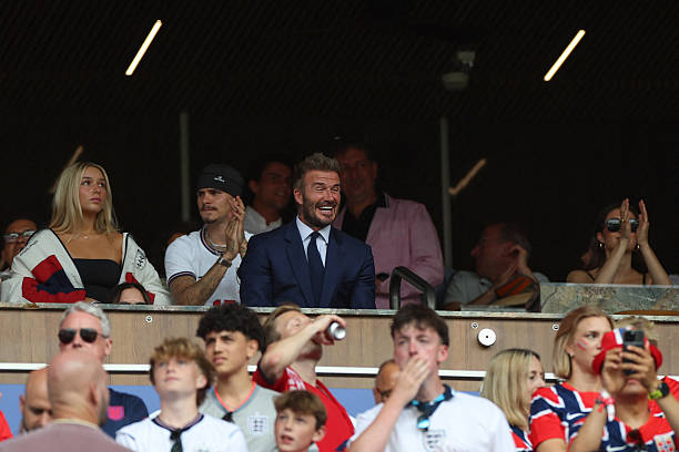 Tiểu thư Harper Beckham khoe visual sáng bừng, vóc dáng phổng phao cùng David Beckham trên khán đài cổ vũ tuyển Anh- Ảnh 8.