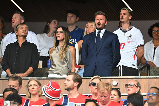 Tiểu thư Harper Beckham khoe visual sáng bừng, vóc dáng phổng phao cùng David Beckham trên khán đài cổ vũ tuyển Anh- Ảnh 4.