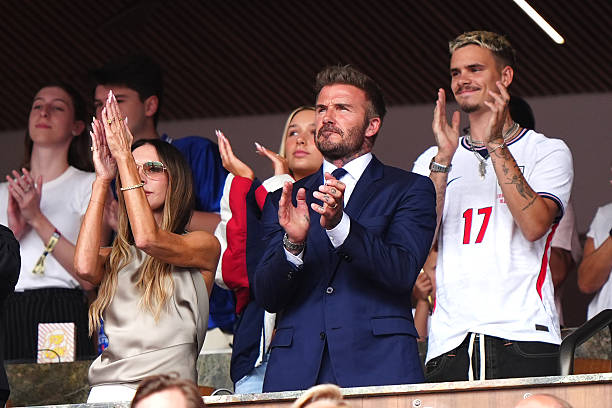 Tiểu thư Harper Beckham khoe visual sáng bừng, vóc dáng phổng phao cùng David Beckham trên khán đài cổ vũ tuyển Anh- Ảnh 1.