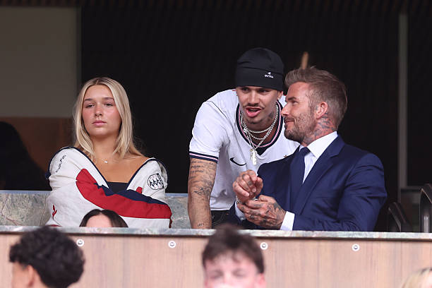 Tiểu thư Harper Beckham khoe visual sáng bừng, vóc dáng phổng phao cùng David Beckham trên khán đài cổ vũ tuyển Anh- Ảnh 7.